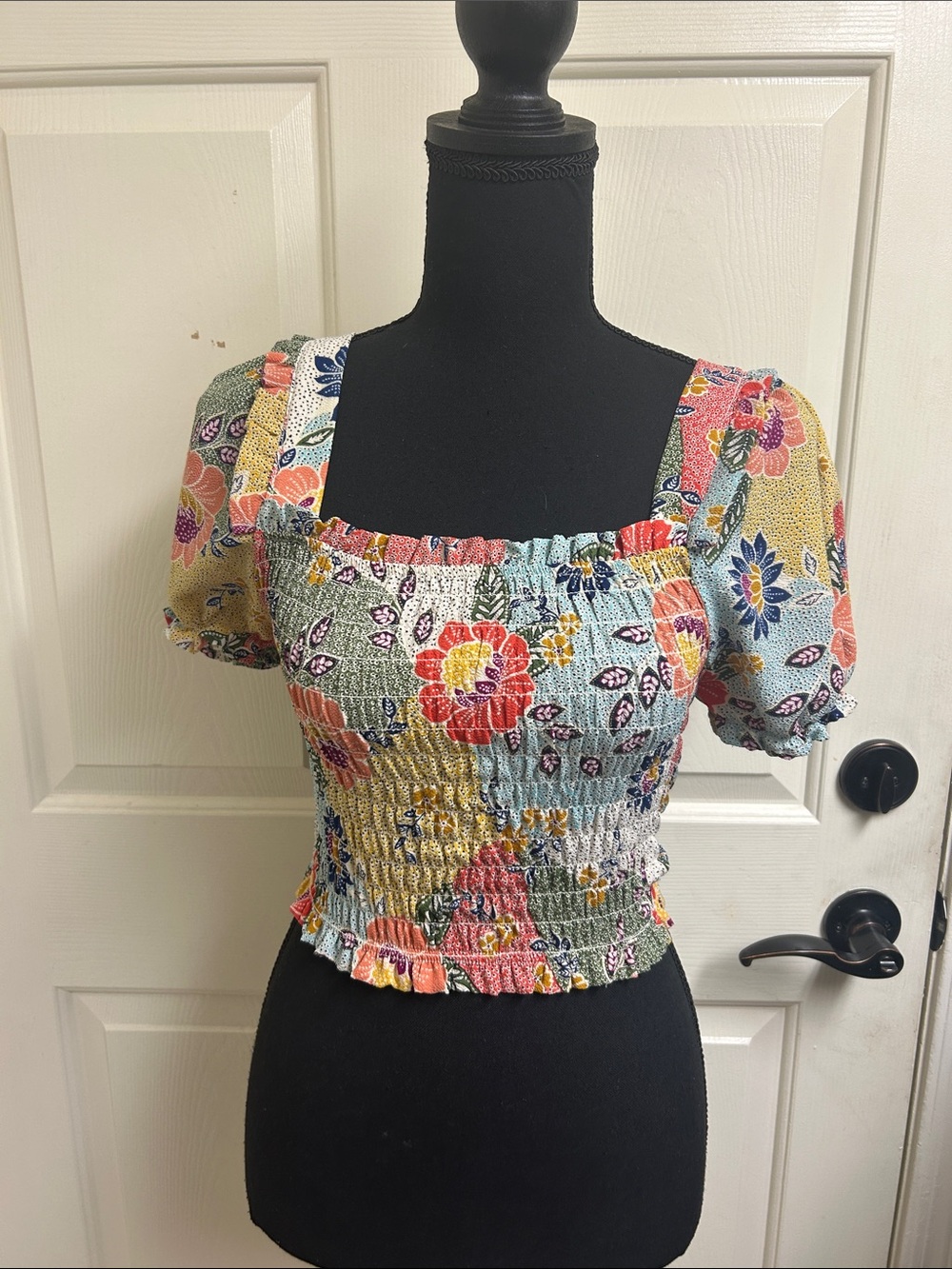 Monteau Los Angeles floral smocked bodice, short puff sleeves, Small Blouse